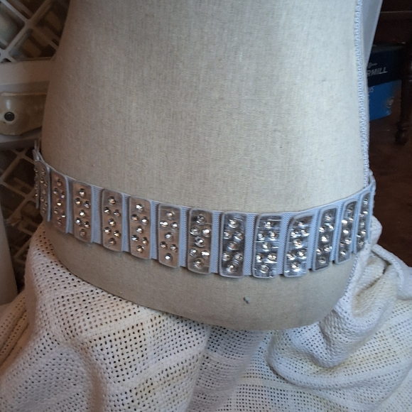 Boutique pearl grey stretch belt with rhinestone accents and buckle OSFM - Picture 4 of 15